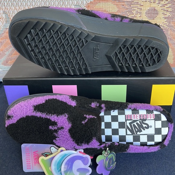 Vans WMNS Classic Slip-0n
Ireneisgood Multi
VN0A4BVZBMB
Platforms - Picture 4 of 16